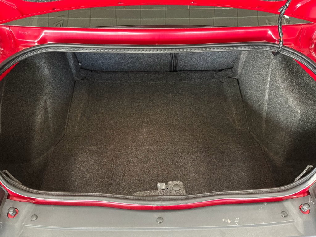 Used 2015 Dodge Challenger SRT RWD image 18