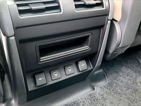 Used 2022 Land Rover Defender 110 SE image 32