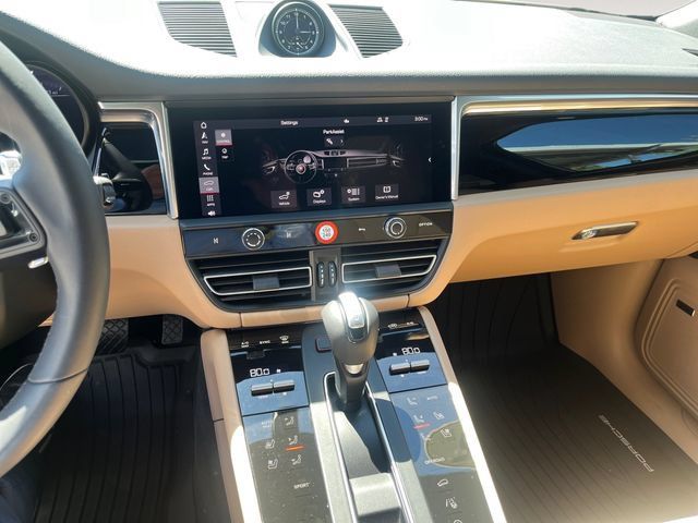 Used 2025 Porsche Macan AWD/4WD image 10