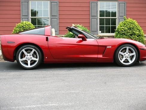 Used 2006 Chevrolet Corvette Coupe w/ Preferred Equipment Group RWD image 12