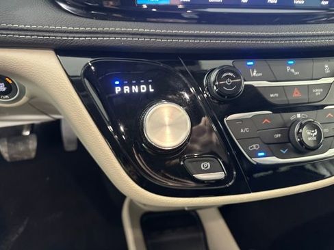 Used 2024 Chrysler Pacifica Select image 20