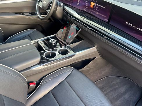 Certified 2025 Cadillac Escalade Sport w/ LPO, ONYX Package AWD/4WD image 19