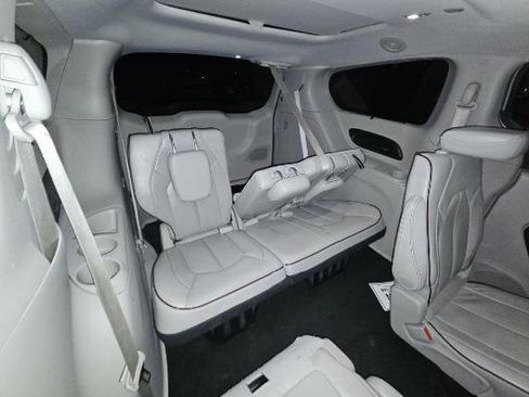 Used 2017 Chrysler Pacifica Limited w/ UConnect Theater Package image 16