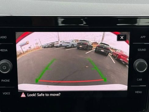 Used 2025 Volkswagen Jetta SE image 31