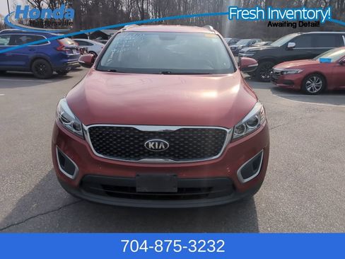 Used 2017 Kia Sorento LX w/ LX Convenience Package image 3