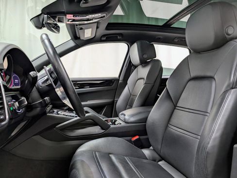 Used 2022 Porsche Cayenne Platinum Edition w/ Premium Package image 15