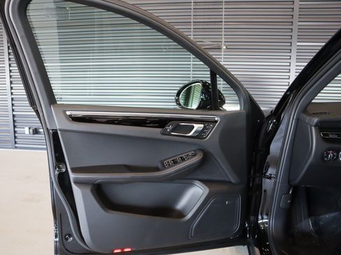 Certified 2026 Porsche Macan AWD/4WD image 26
