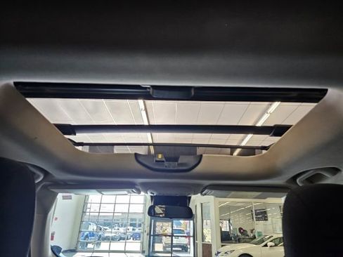 Used 2015 Jeep Renegade Latitude w/ Popular Equipment Group image 35