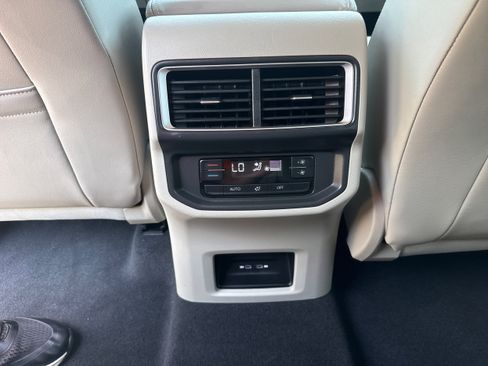Used 2024 Volkswagen Atlas SE AWD/4WD image 22