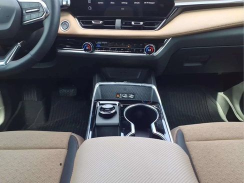 Used 2025 Chevrolet Equinox ACTIV w/ Safety and Technology Package FWD image 10