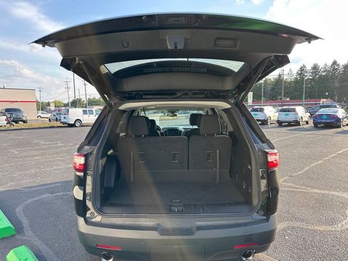 Used 2021 Chevrolet Traverse LT image 17
