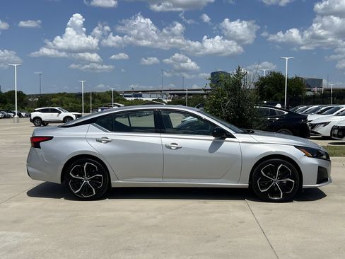 Used 2025 Nissan Altima 2.5 SR FWD image 3