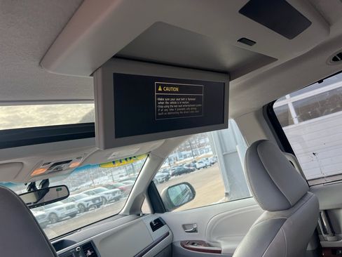 Used 2011 Toyota Sienna Limited image 7