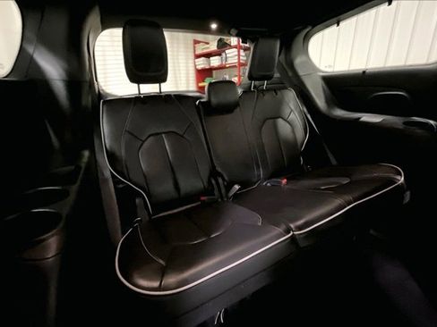 Used 2025 Chrysler Pacifica Limited FWD image 28