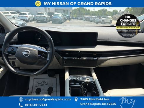 Used 2025 Nissan Murano SV AWD/4WD image 13