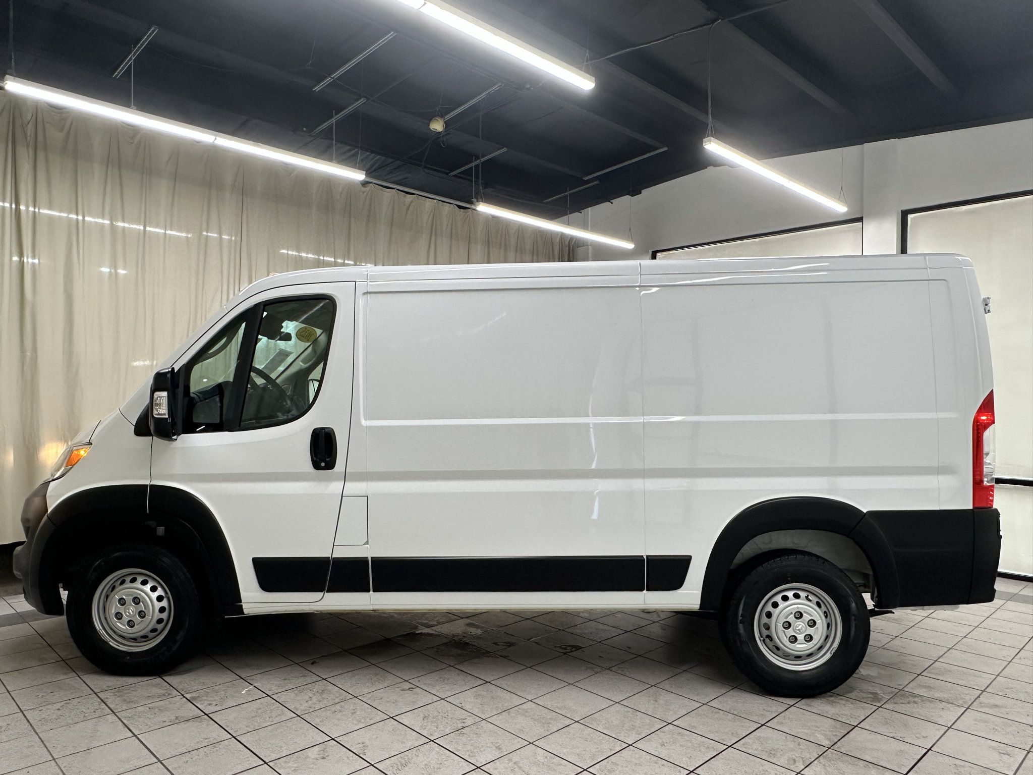 Used 2025 RAM ProMaster 2500 w/ U-Haul Equipment Group FWD image 10