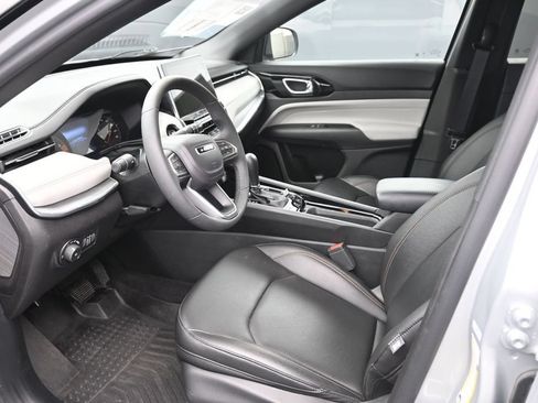 Used 2024 Jeep Compass Limited AWD/4WD image 9