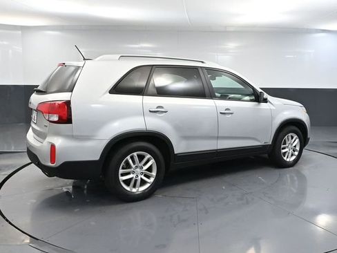 Used 2015 Kia Sorento LX image 4