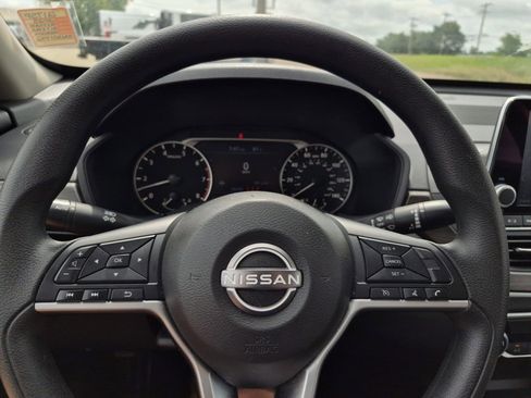 Used 2025 Nissan Altima 2.5 SV FWD image 17