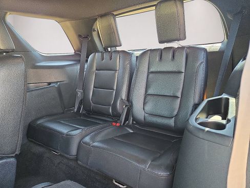 Used 2018 Ford Explorer XLT w/ Equipment Group 202A AWD/4WD image 16