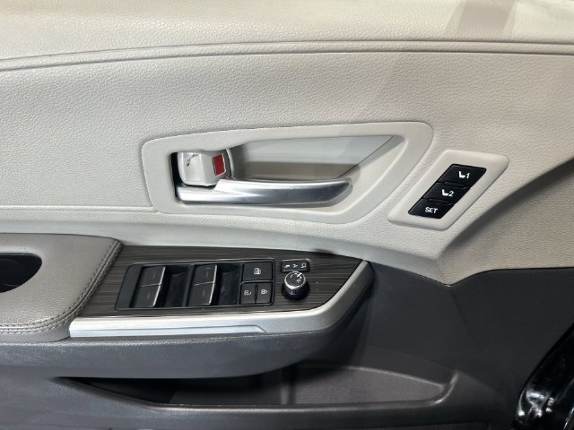 Used 2024 Toyota Sienna Limited AWD/4WD image 19