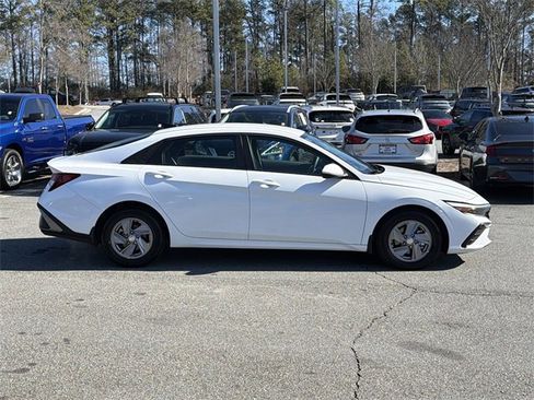 Used 2025 Hyundai Elantra SE image 8