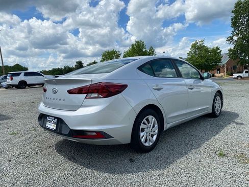 Used 2019 Hyundai Elantra SE FWD image 3