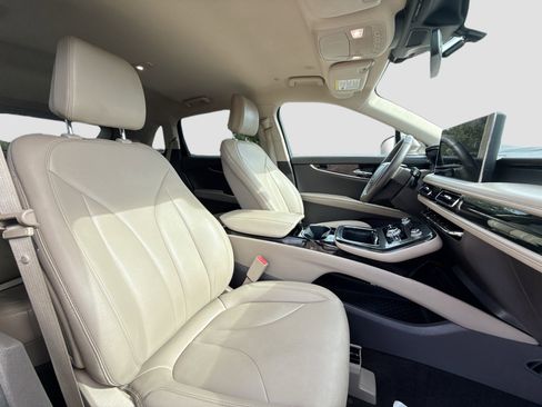 Used 2021 Lincoln Nautilus Standard image 16