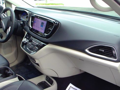 Used 2023 Chrysler Pacifica Touring-L image 5