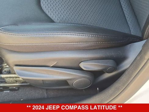 Used 2024 Jeep Compass Latitude AWD/4WD image 16