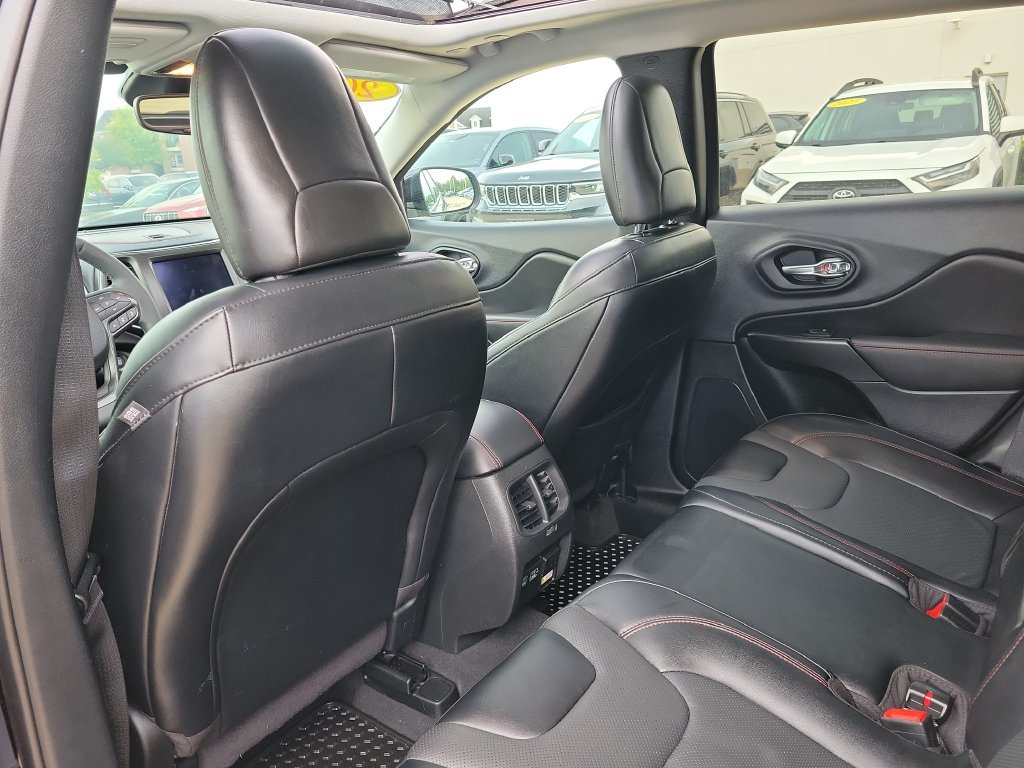 Used 2023 Jeep Cherokee Trailhawk w/ Sun & Sound Group AWD/4WD image 12