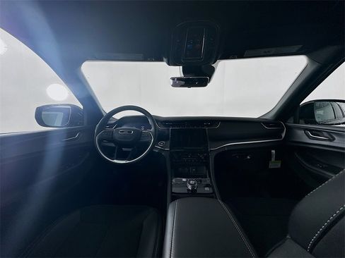 New 2025 Jeep Grand Cherokee Altitude image 9