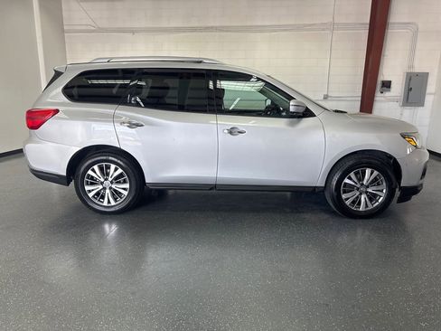 Used 2019 Nissan Pathfinder SL image 3