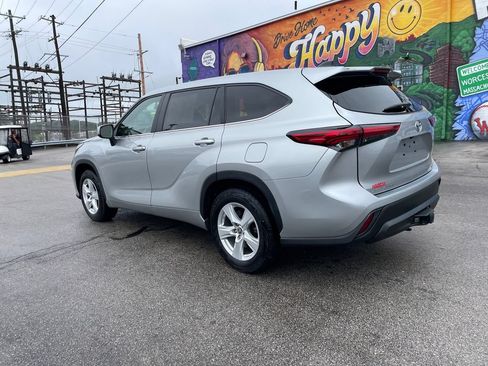 Used 2023 Toyota Highlander LE FWD image 3