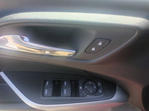 Used 2026 Chevrolet Trax RS FWD image 8