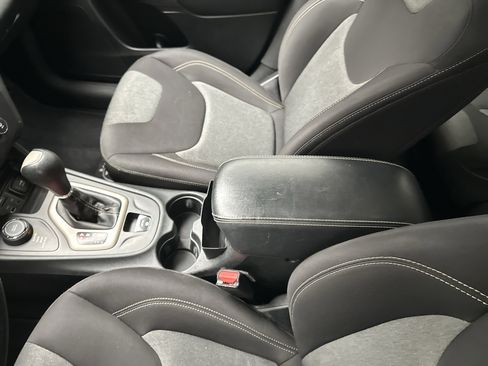 Used 2015 Jeep Cherokee Sport image 32