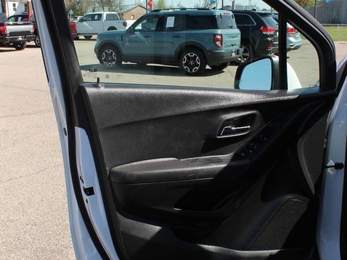 Used 2019 Chevrolet Trax LT w/ LT Convenience Package image 9