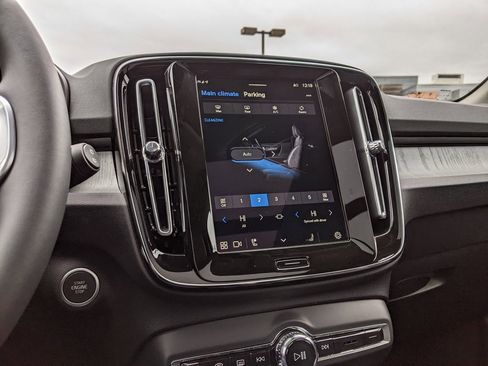 Certified 2025 Volvo XC40 B5 Ultra w/ Climate Package image 17