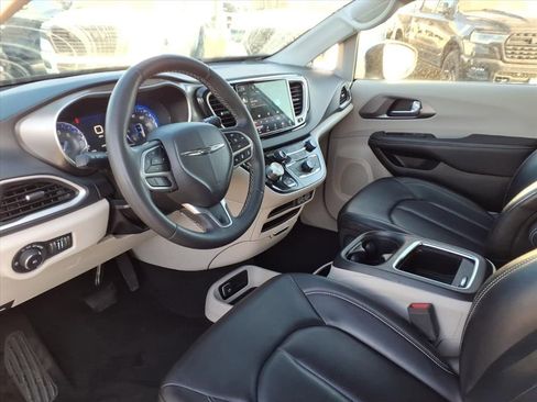 Certified 2023 Chrysler Pacifica Touring-L image 9