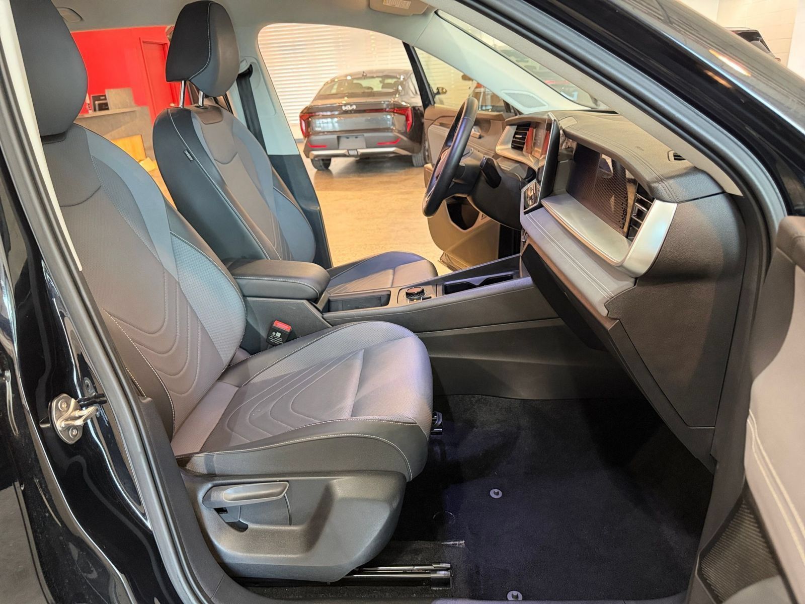 Used 2026 Volkswagen Tiguan SE FWD image 36