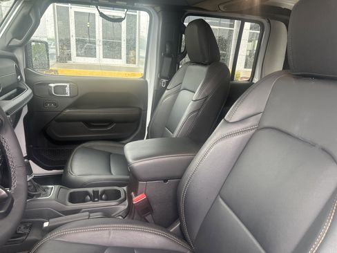 Used 2025 Jeep Gladiator Sport AWD/4WD image 19