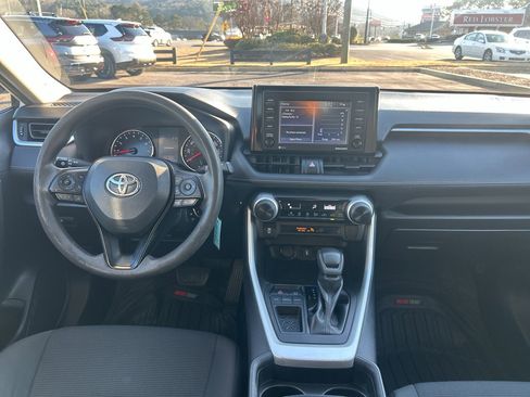 Used 2021 Toyota RAV4 LE image 12