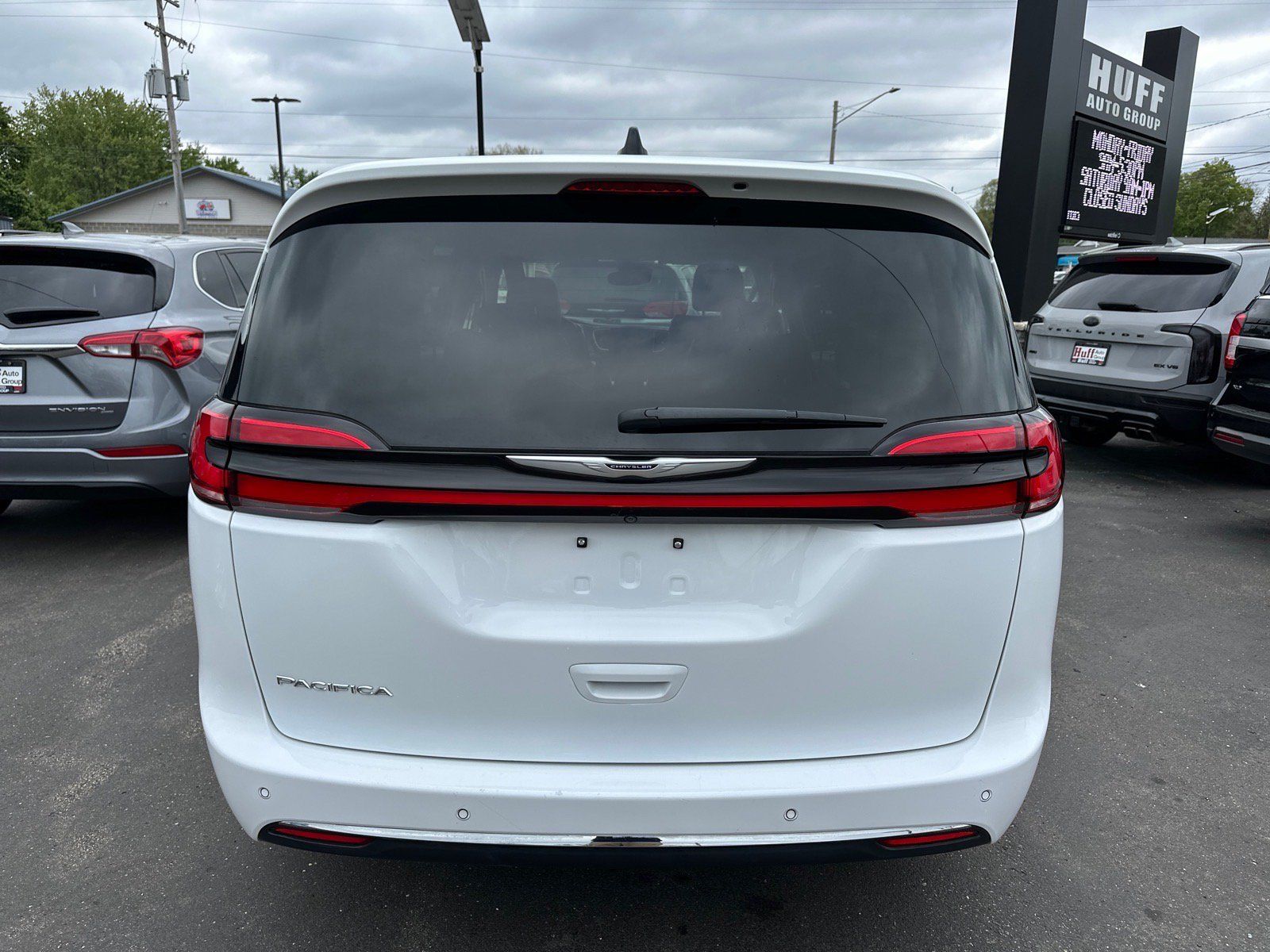 Used 2024 Chrysler Pacifica Touring-L FWD image 3