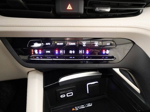 Used 2022 Buick Envision Avenir w/ Technology Package II image 19