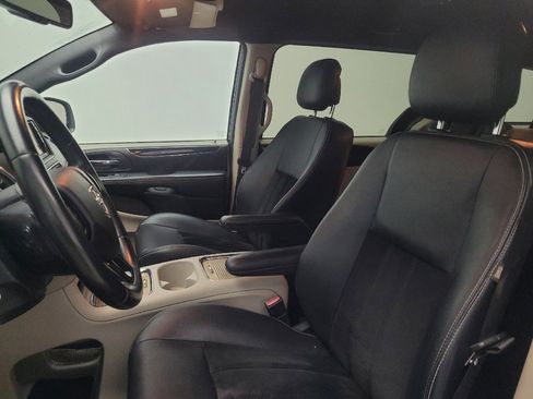 Used 2017 Dodge Grand Caravan SXT image 17