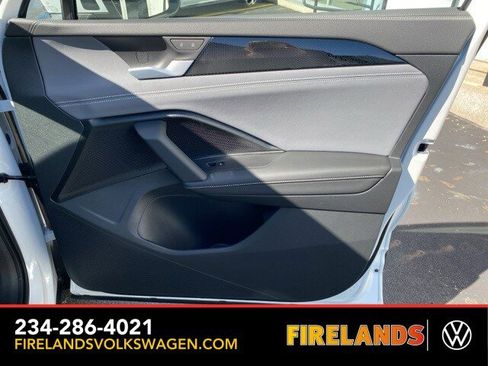 New 2025 Volkswagen Tiguan SE image 44