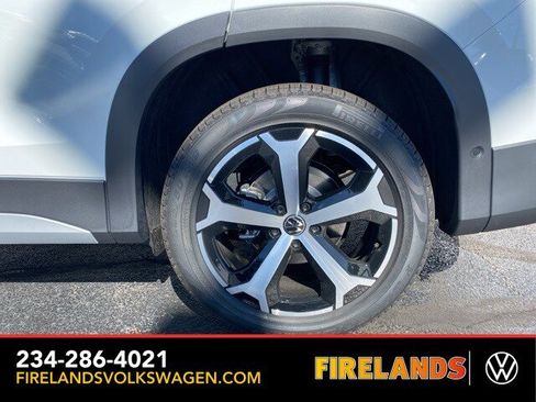 New 2025 Volkswagen Tiguan SE image 18