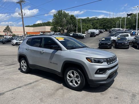 Used 2024 Jeep Compass Latitude AWD/4WD image 6