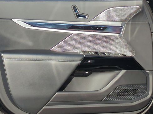 Certified 2023 BMW 740i w/ Parking Assistance Package image 13