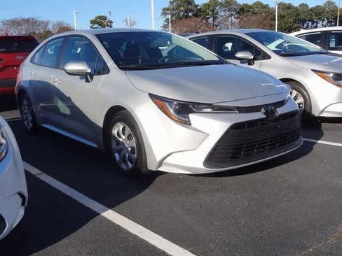 Used 2023 Toyota Corolla LE image 3